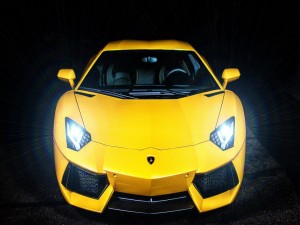 Un Lamborghini amarillo con las luces encendidas