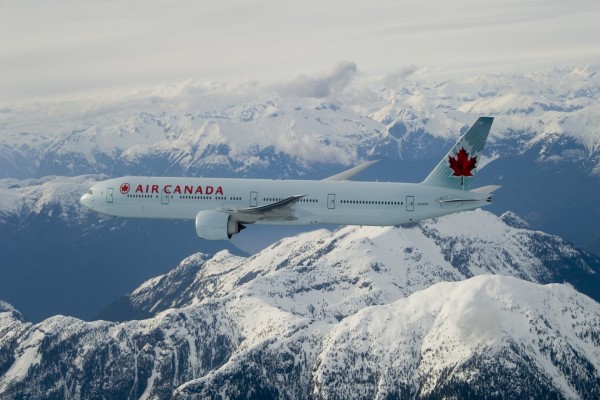 Boeing 777-300ER de Air Canadá volando sobre montañas