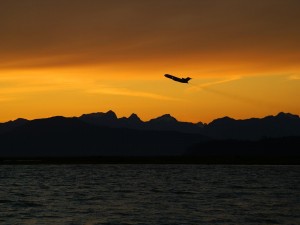 Postal: Avión en el cielo al amanecer