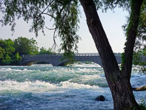 Postal: Puente sobre un río caudaloso
