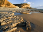 Grandes piedras sobre la arena de una playa