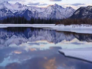 Montañas reflejadas en un lago helado