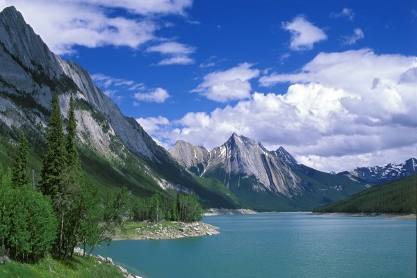 Montañas junto a un lago