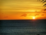Bella puesta de sol sobre el mar
