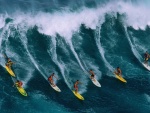 Chicos practicando surf
