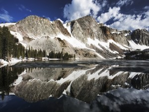 Montañas reflejadas en un frío lago