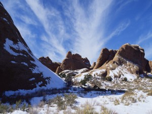 Rocas cubiertas de nieve