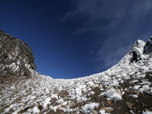 Hielo y piedras en la montaña