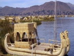 Interesante embarcación en el lago Titicaca