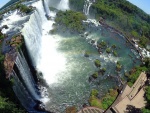 Observando las maravillosas cataratas del Iguazú