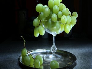 Postal: Uvas verdes en un recipiente