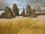 Grandes rocas sobre la arena de una playa