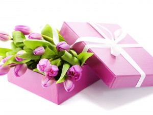 Hermosos tulipanes rosas en una caja