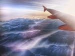 El ala de un avión sobre unas montañas
