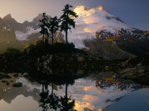Montaña y árboles reflejados en el agua