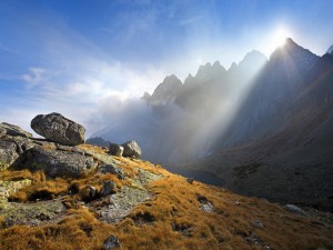 Postal: Sol sobre la cima de una montaña