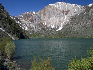 Montañas rodeando un lago