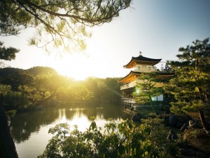 Postal: El sol brillando junto al Pabellón Dorado (Kyoto, Japón)