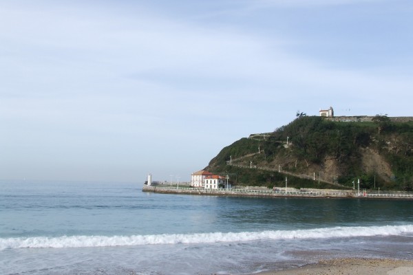 Playa de Santa Marina con vistas a la ermita de Guía (Ribadesella, Asturias)