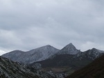 Nubes sobre unas montañas de los Picos de Europa (Asturias)
