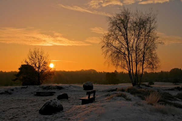 Bonito amanecer en un lugar cubierto de nieve