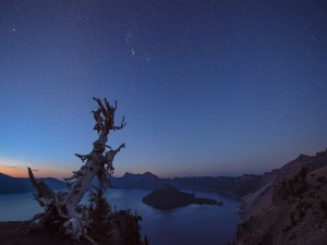 Postal: Hermoso cielo estrellado sobre un lago