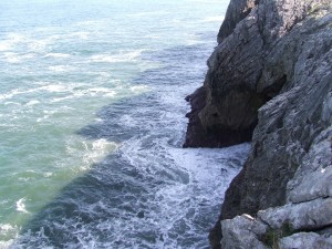 Mar entrando en el agujero de un acantilado (Asturias)