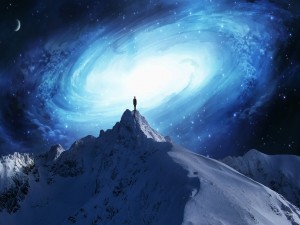 Hombre en la cima de una montaña contemplando una galaxia
