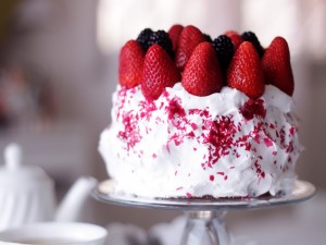 Pastel de nata con fresas frescas y moras