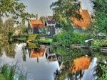 Casas reflejadas en un canal