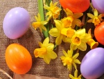 Huevos de Pascua y narcisos