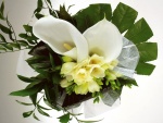 Ramo de bodas con flores blancas
