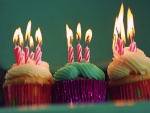 Cupcakes con velas de cumpleaños