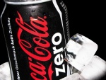 Lata de Coca-Cola Zero junto a unos cubitos de hielo
