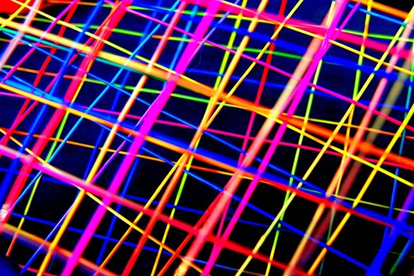 Líneas de colores formando una estructura