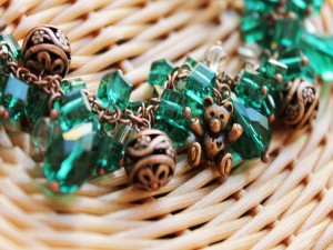 Postal: Una bonita pulsera con ositos y piedras verdes