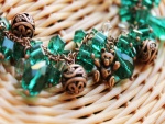 Una bonita pulsera con ositos y piedras verdes