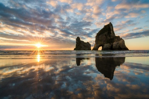 El sol reflejado en la orilla húmeda