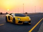 Lamborghinis Aventador amarillo en una carretera