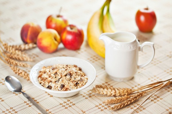 Un desayuno equilibrado con frutas y cereales
