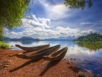 Canoas de madera en la orilla de un río