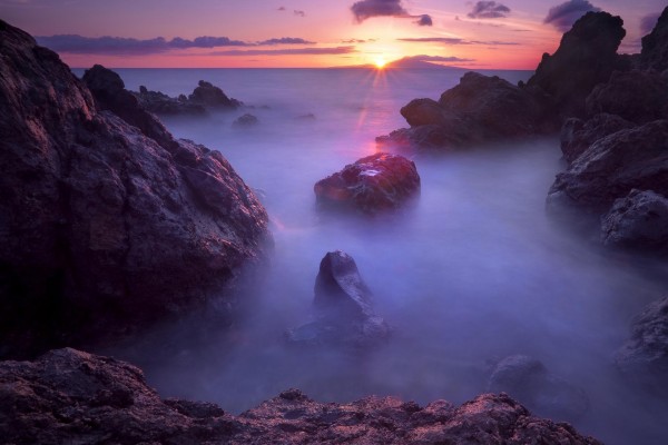 Contemplando el amanecer desde las rocas