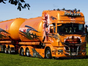 Camión cisterna Scania de color naranja