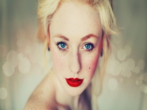 Mujer con los labios rojos