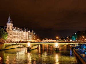 Puente iluminado sobre el río Sena