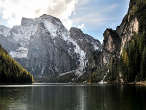 Postal: Impresionantes montañas junto a un lago