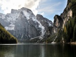 Impresionantes montañas junto a un lago