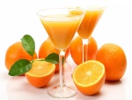 Dos copas de cóctel con zumo de naranja