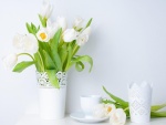 Tulipanes blancos en un recipiente