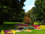 Pavo real adornado con flores en un jardín